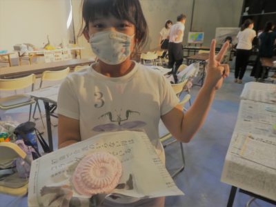 イベントホール連動企画【親子で化石レプリカづくり】を開催しました。