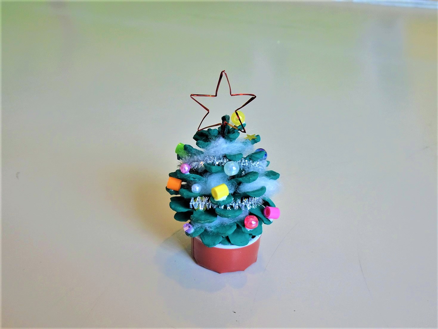12月簡単工作「松ぼっくりのクリスマスツリー」